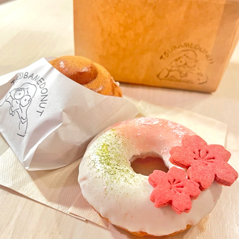 TSUBAME DONUTS（左：シナモンロール、右：さくら）