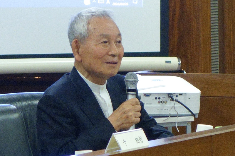 報告を行う佐藤正彦氏（九州産業大学名誉教授）