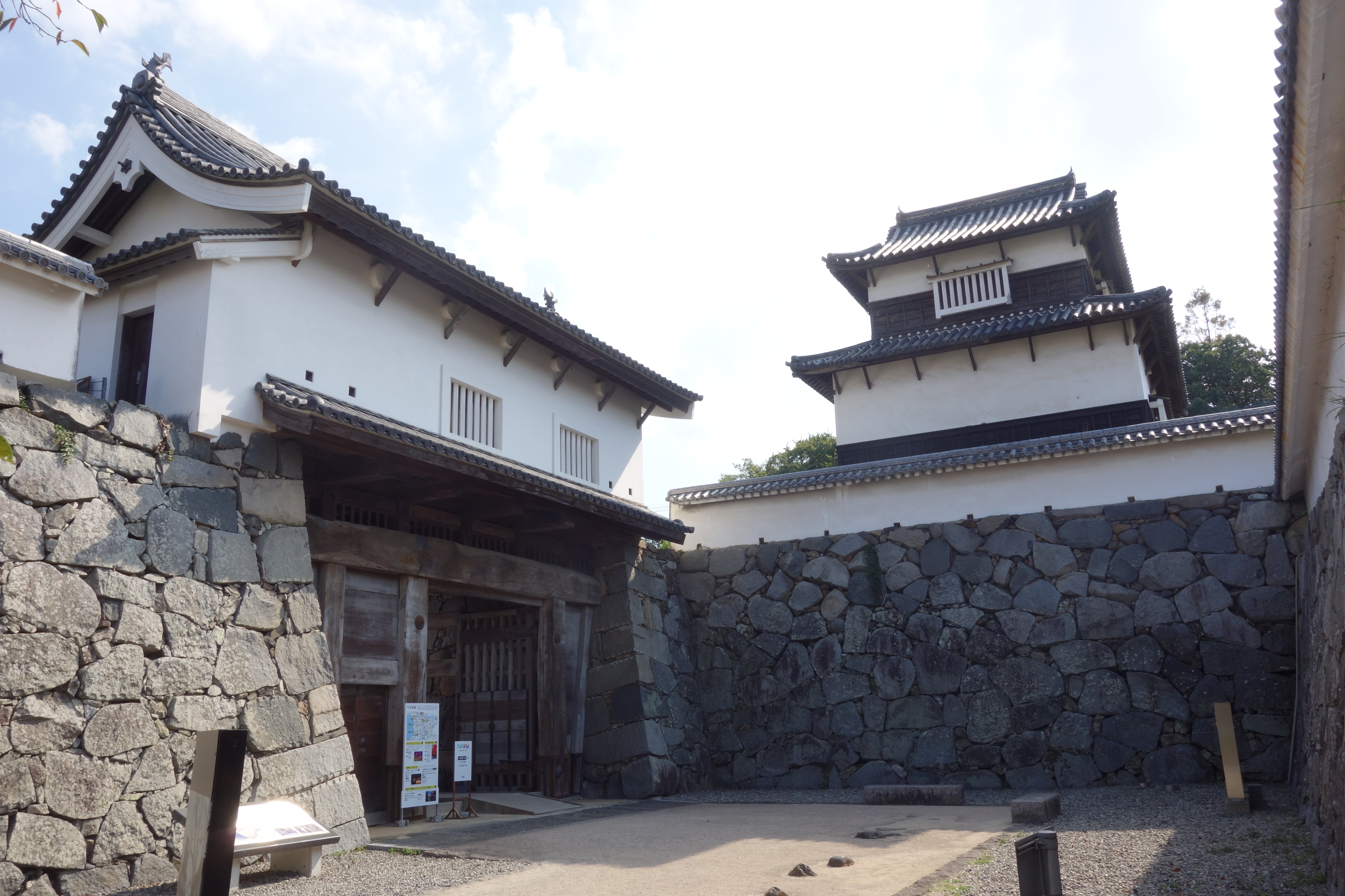 左は元来の二層櫓門の姿で2008年に復元された下之橋御門と、右は（伝）潮見櫓