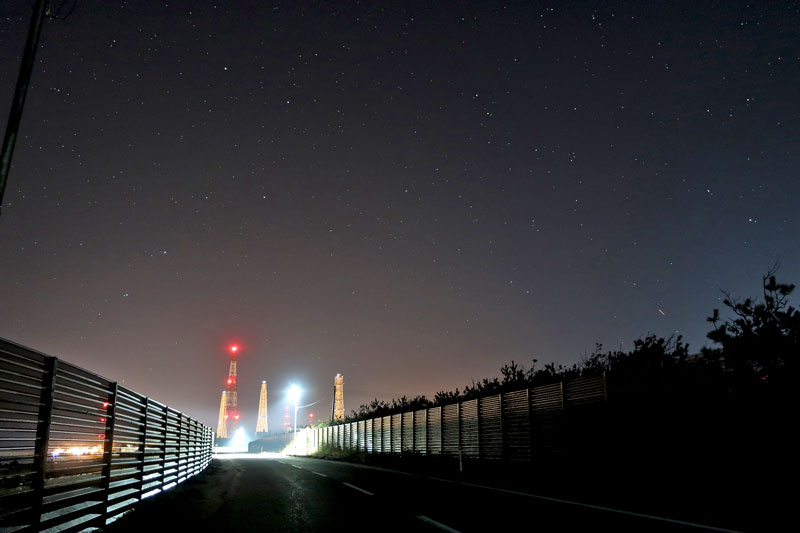 原発の明かりと無数の星 イメージ