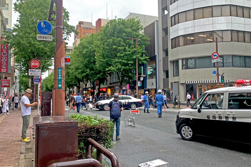 交通規制を行う警察官と警察車両
