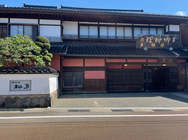 筆者が宿にした　1911（明治44）年創業の料亭「松月」）