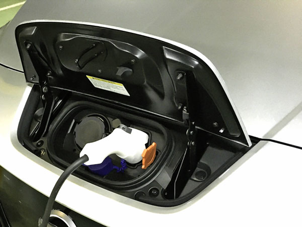 日産 電気自動車　イメージ