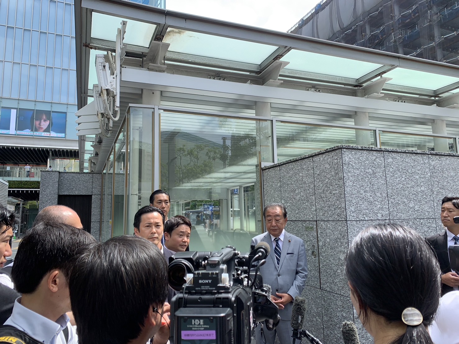 演説後、取材に応じる立憲・野田代表