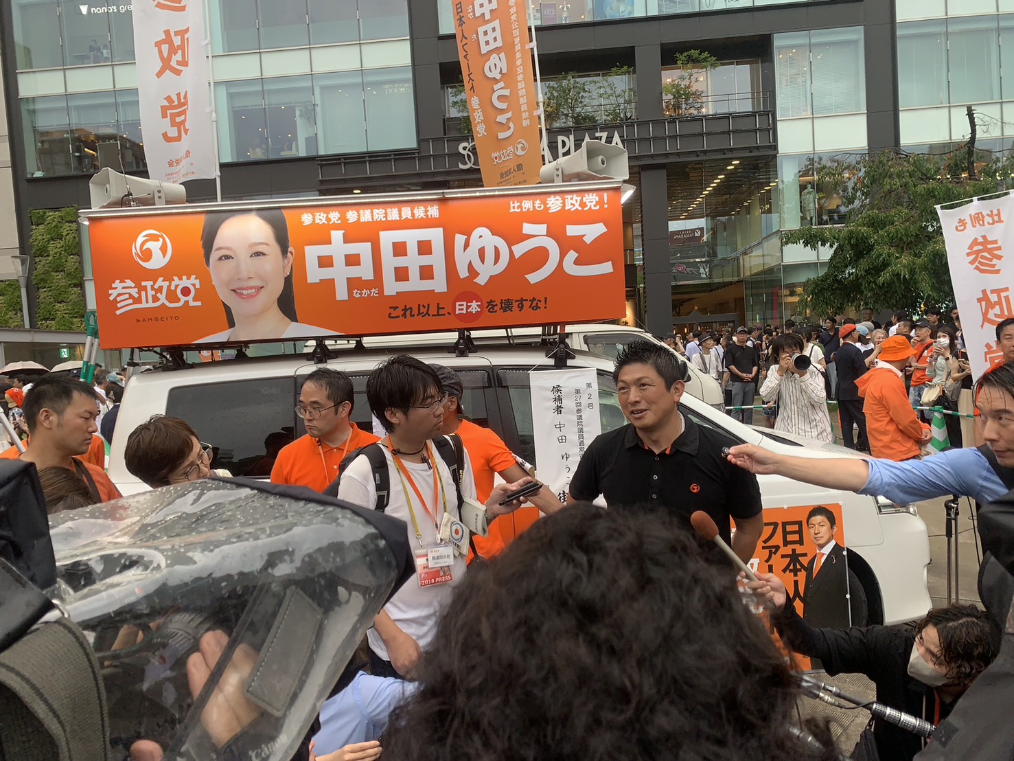記者団の取材に応じる参政・神谷代表