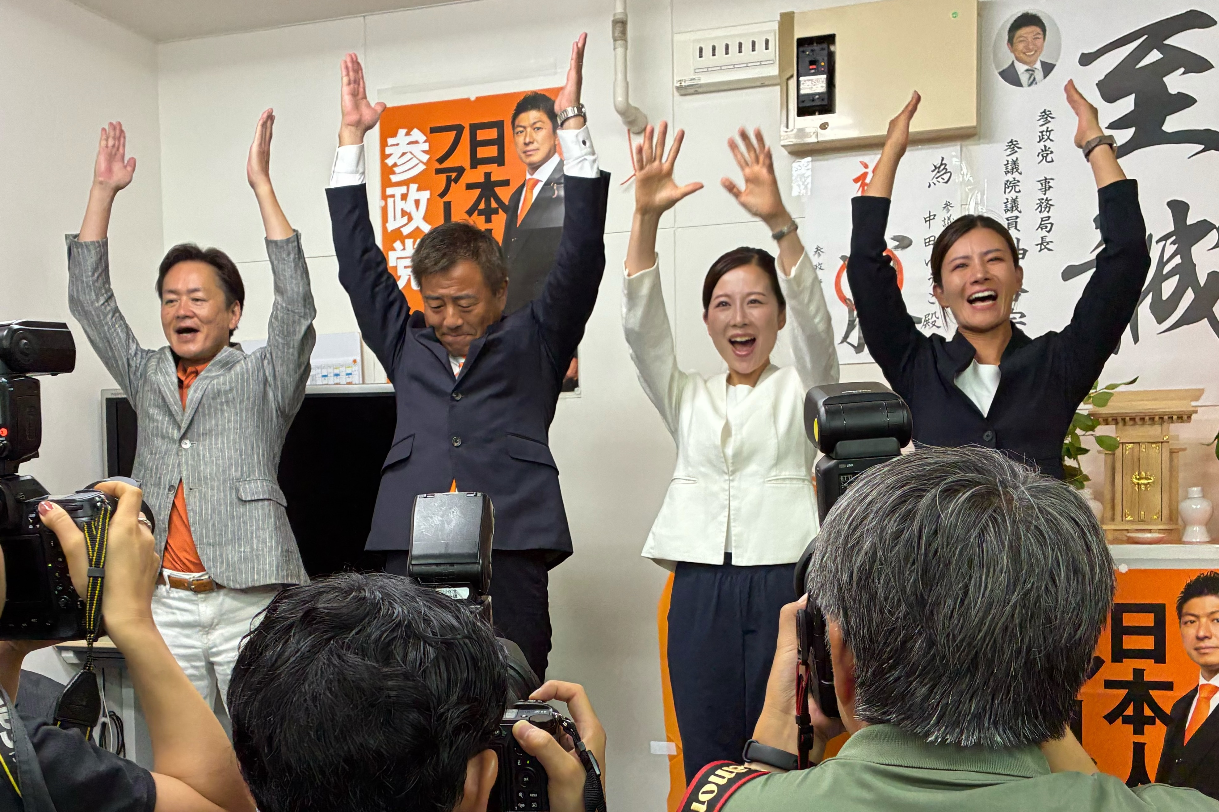 当選が確実となったことを受けて万歳する中田優子氏と支持者ら