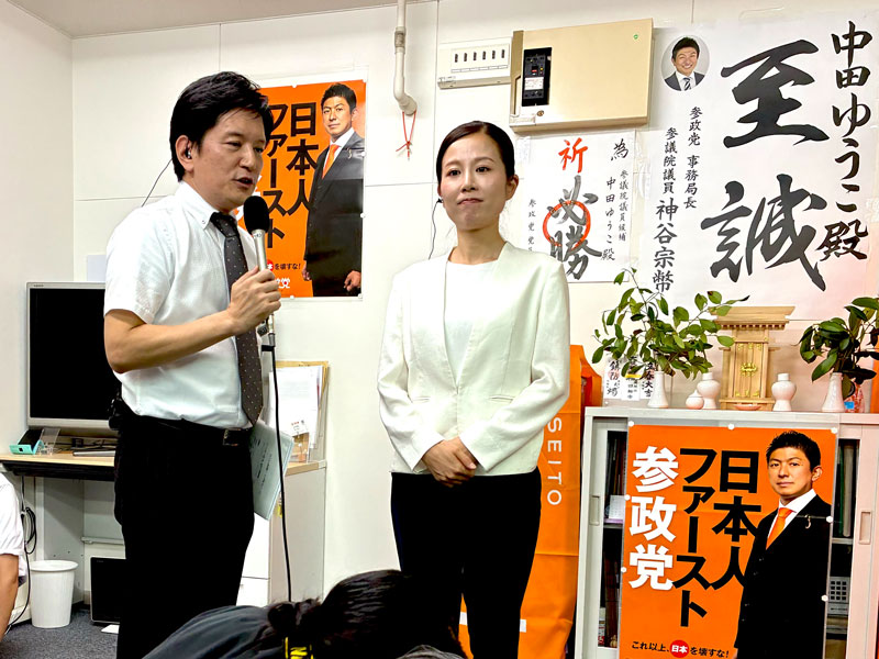 インタビューを受ける中田氏