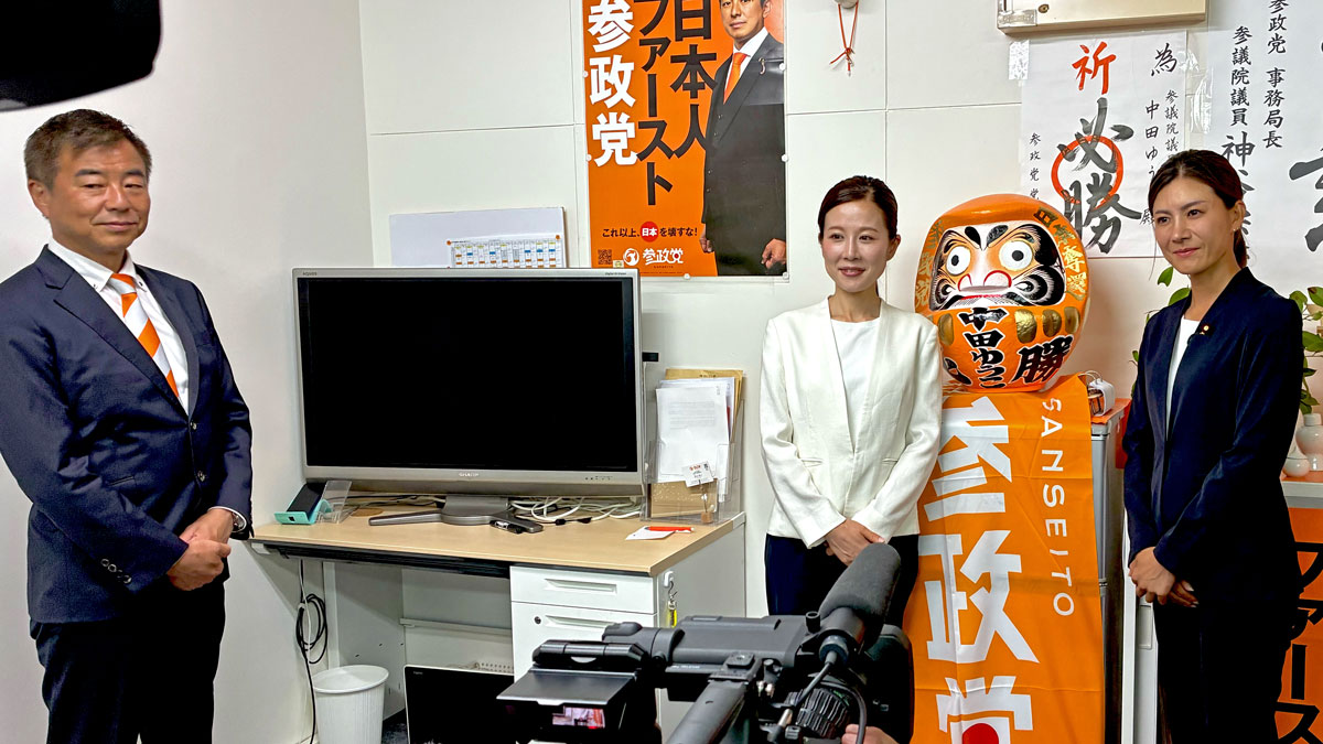 新開福岡市議（左）と中田・吉川両氏