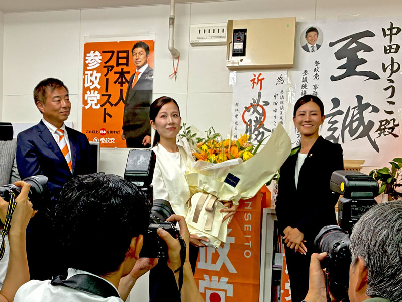 花束を贈られた中田氏
