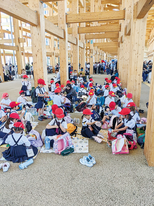 大屋根リングの足元は混んではいても、田園のあぜ道で一服するような安堵の光景が連なる