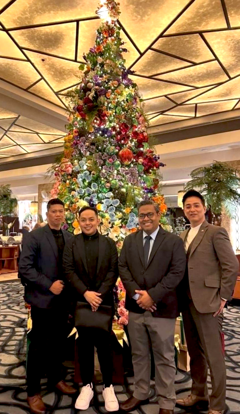 現地パートナーらとクリスマスを祝う。右から1番目が中島代表