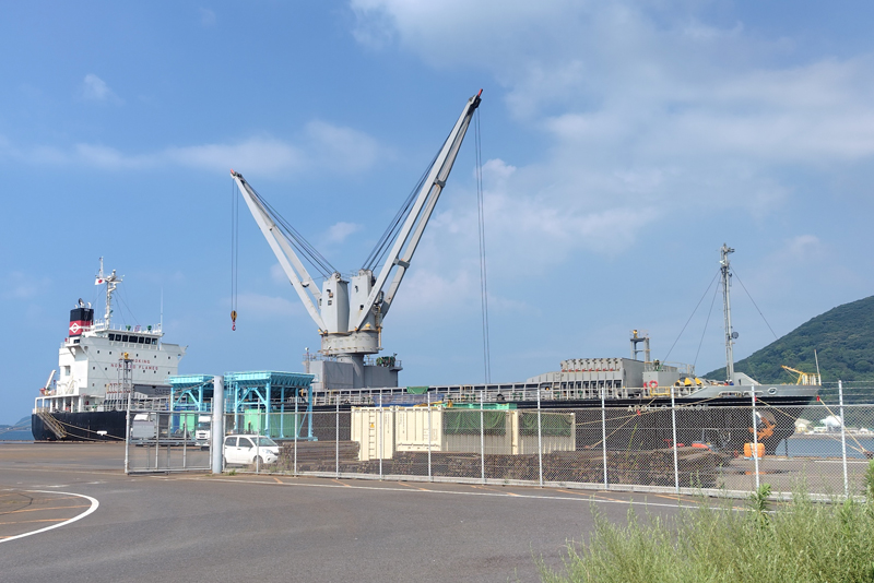 松浦通運本部そばの岸壁で行われていた荷下ろし作業