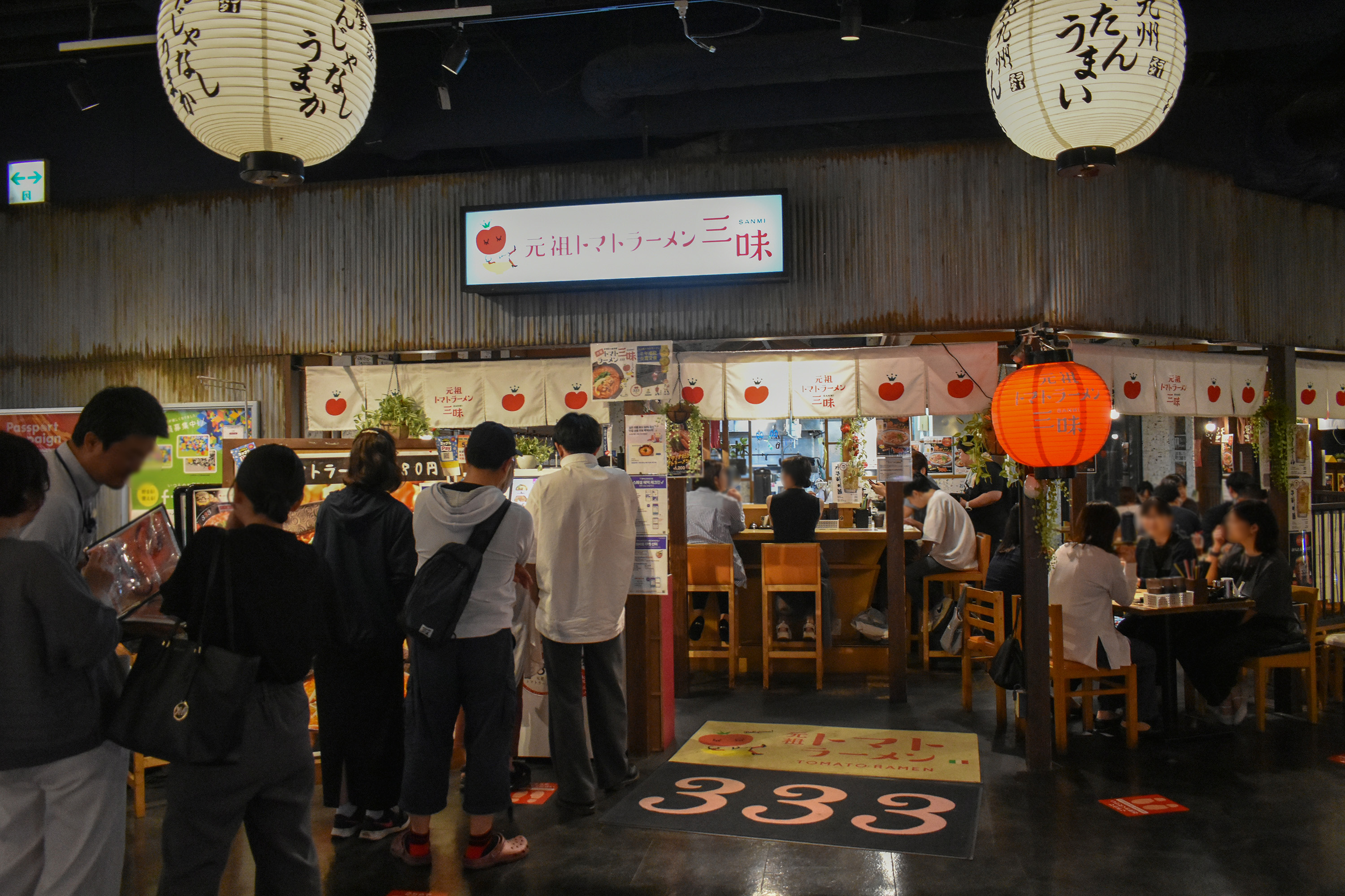 行列をつくる元祖トマトラーメン三味・ラーメンスタジアム店（8月29日正午撮影）