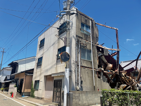 崩壊した建物の様子