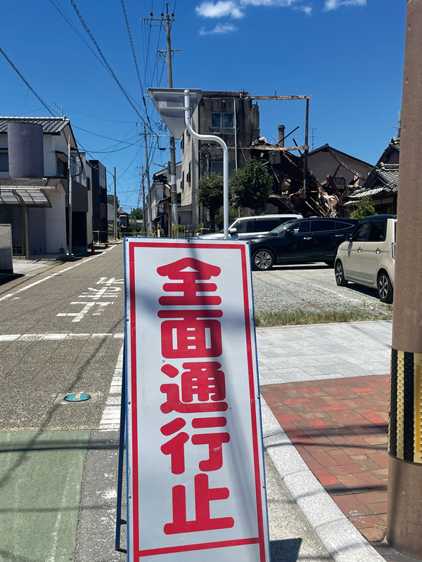 崩壊した建物が面する市道は全面通行止めに