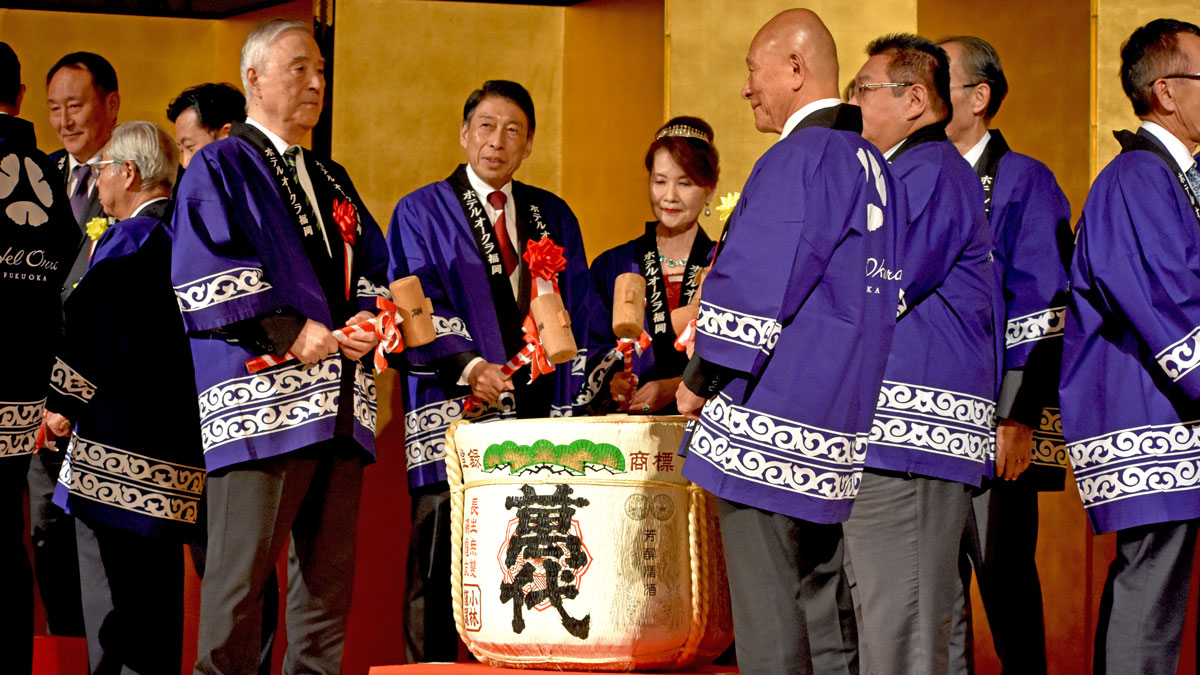 エントリーサービスプロモーション（株）50周年記念パーティーにて。新井洋子代表を囲んでの鏡割り