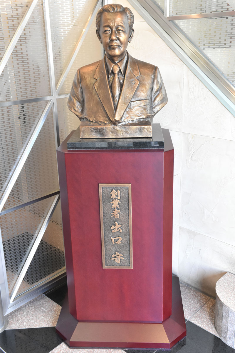 創業者・出口守氏の銅像
