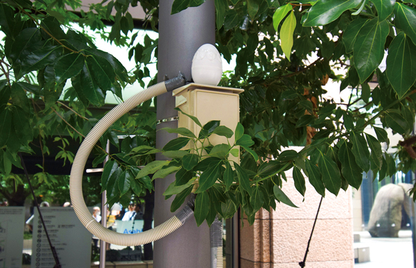 卵のような形状をした鳥の来訪を音声で検知する「Koe Turri」