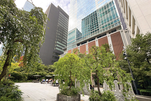 東京・日本橋に江戸時代からある福徳神社は、2006年の再開発を契機に緑の空間「福徳の森」を整備した