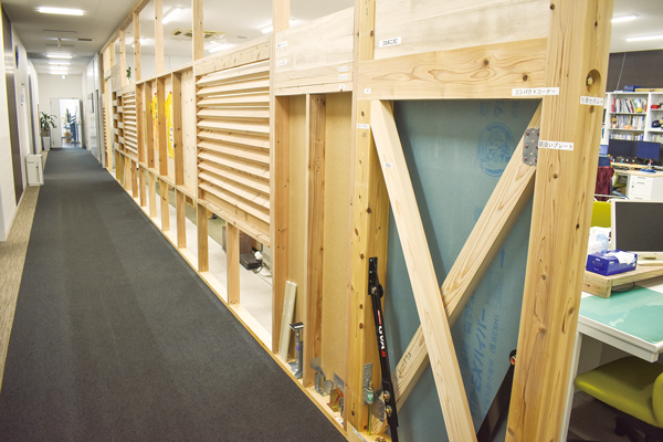 社内の様子。社内の関係者が木造について理解を深められるように、構造模型をパーテーション代わりに設置している