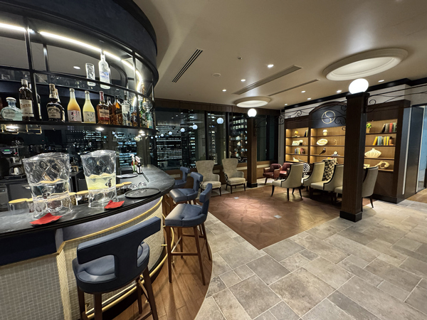 東京駅の夜景が見られるバーのある「シグニチャー日本生命丸の内ビル」ラウンジスペース