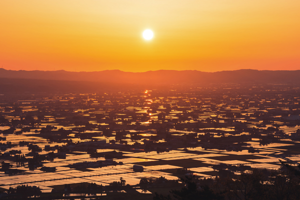 砺波平野の散居村 © SHori クリエイティブ・コモンズ・ライセンス（表示4.0 国際）https://creativecommons.org/licenses/by/4.0/