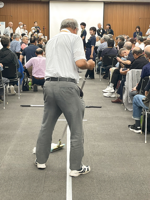 清掃の模範作業を行う参加者
