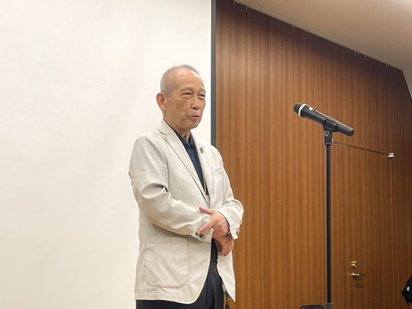 挨拶する下田雅美会長兼社長