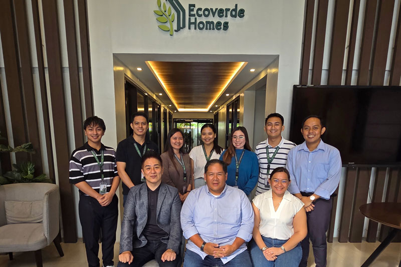 前列左から1番目が中島久雄代表。現地でパートナーらと