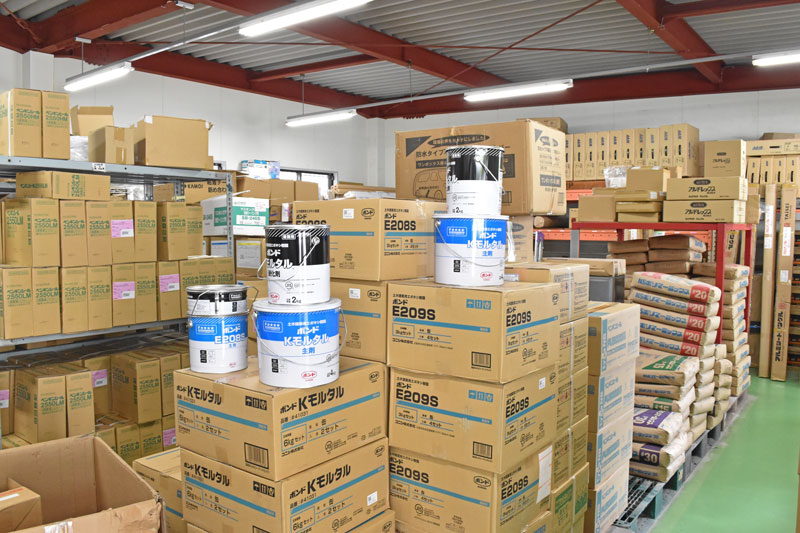 倉庫には資材がずらりと並ぶ