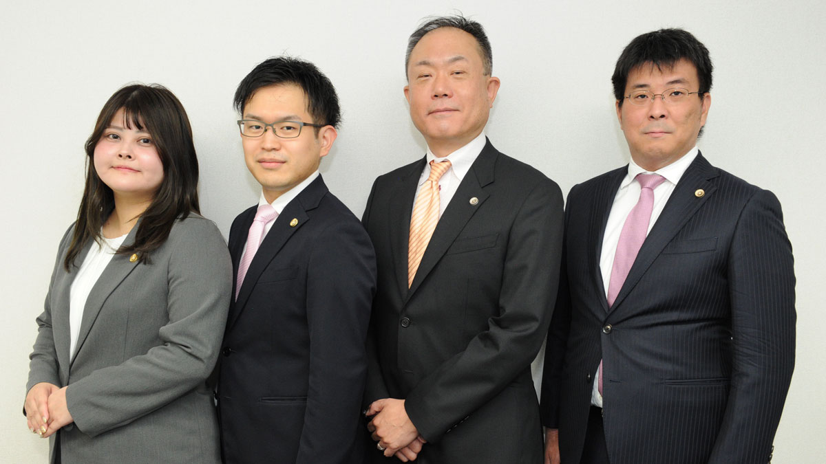 所属の弁護士4名 右から2番目が岡本成史代表