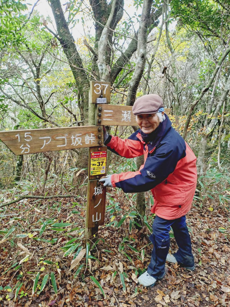 城の山の道標を手入れをする筆者。すっかりきれいになった