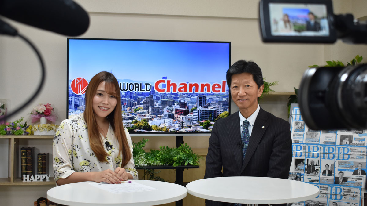 インタビュー撮影の様子、松原照明氏（右）