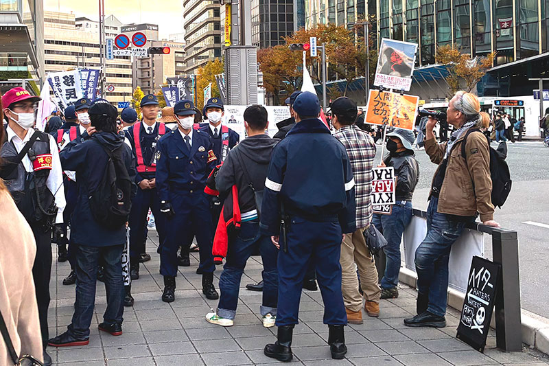博多駅前の移民反対運動と抗議する市民