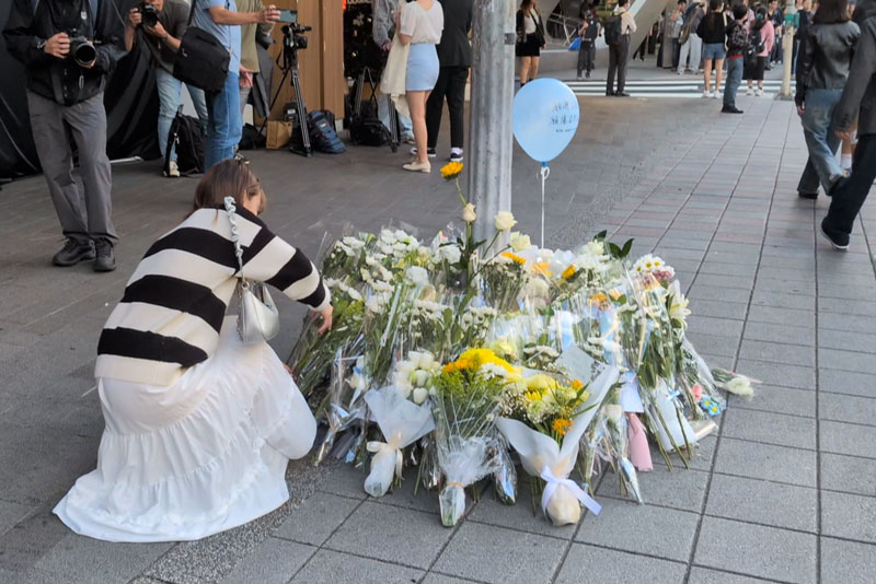 中山駅そばで献花する市民