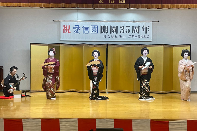 伝統舞踊も披露された