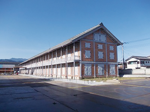 工場イメージ例）国の近代化を急ぎ、労働力を結集させて工場を稼働させた　富岡製糸場公式HP