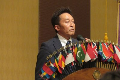 ライオンズクラブで挨拶する二場安之氏