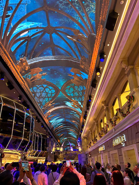 船内の中央天井プロムナード