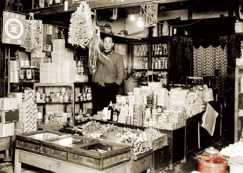 ふくや創業者・川原俊夫氏と食料品店「ふくや」店頭