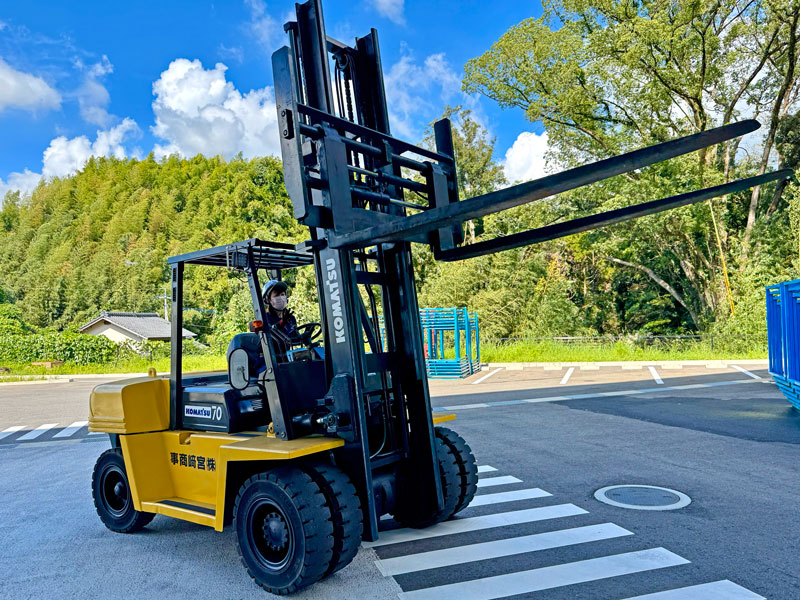 最大7トンの荷重を持ち上げるフォークリフト