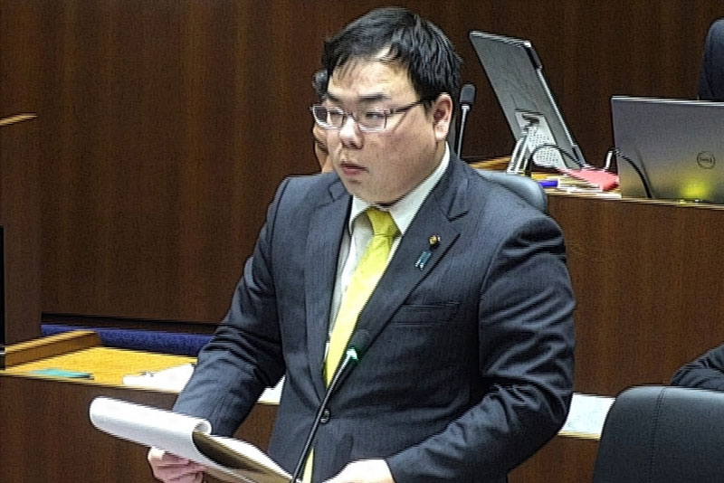 議会で質問を行う齋藤市議