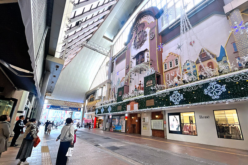 現在のメルヘンチャイムと、それを見上げる人々