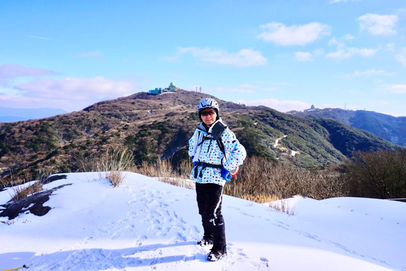 気象レーダーにて（筆者：26年1月12日）頭が冷えたのでスキーヘルメットを被った。後は脊振山（1,055m）