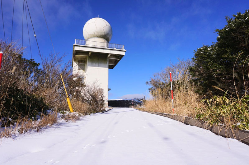 青空のなかに聳え立つ福岡管区気象台のレーダー。野ウサギの足跡が点々と付いていた