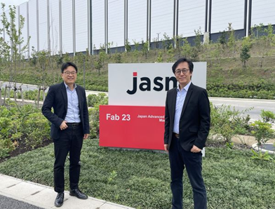 JASM工場前にて林宏文氏（左）と野島剛氏（提供：野島氏）