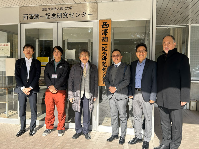 林氏（右から2人目）が東北大学の西澤潤一記念研究センターおよび入居するボールウェーブを視察（写真提供：達盈ベンチャーキャピタル）