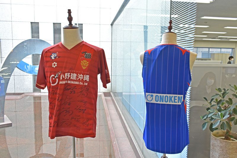 （左）琉球ゴールデンキングス、（右）ライジングゼファー福岡