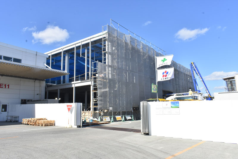 本社敷地内で工場の拡張工事が進行中