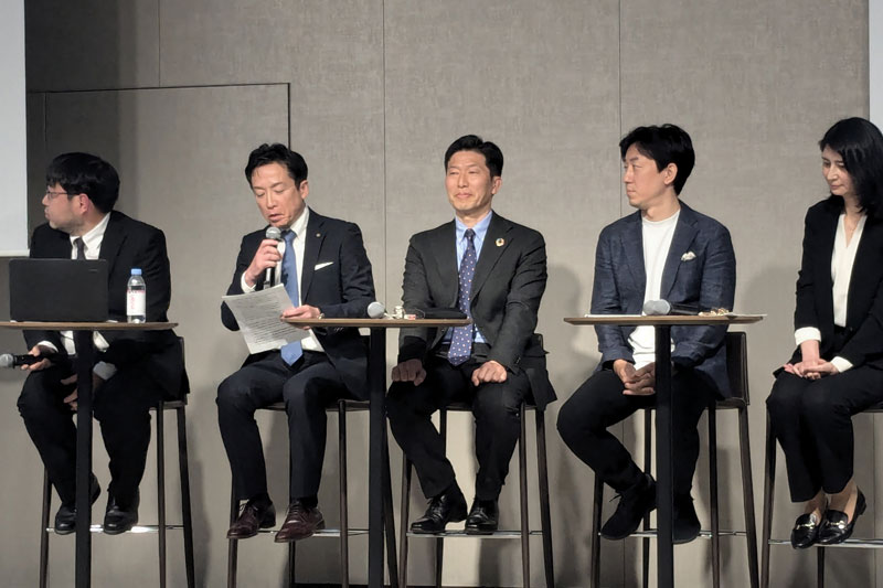 自社の事業について話す登壇者